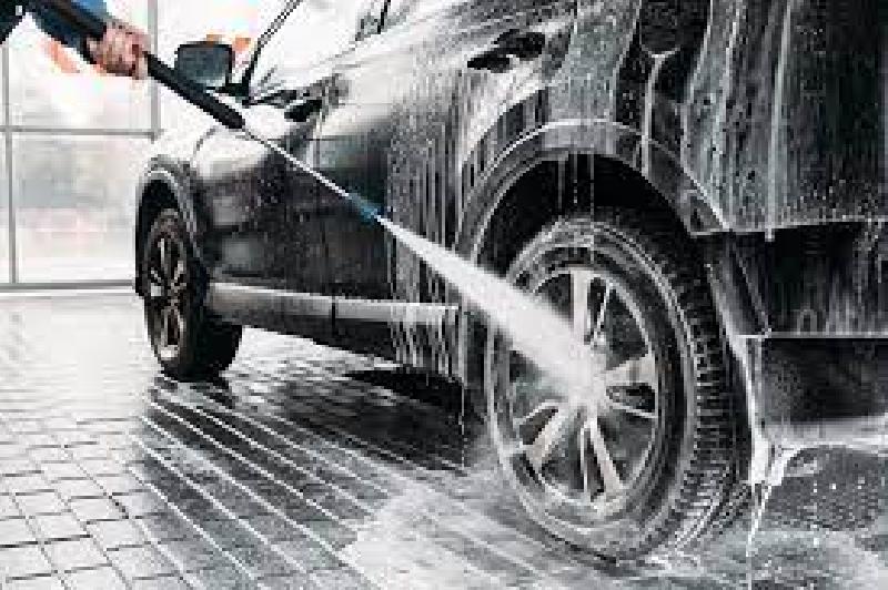 वाहनों की धुलाई पर व्यर्थ बह रहा ‘जल’: