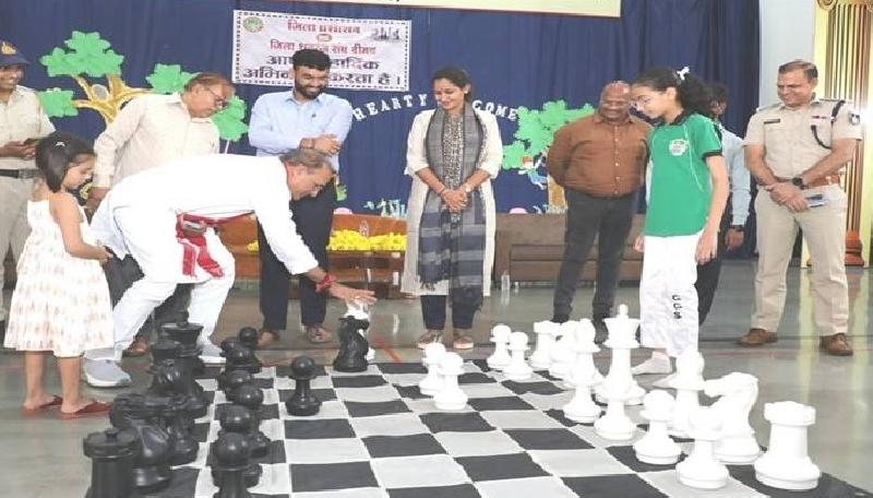 सांसद और कलेक्टर ने चली दो बालिकाओं के साथ शतरंज की चाल: